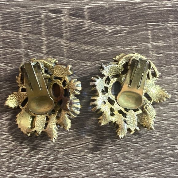 Vintage Gold Tone Un Signed Clip On Earrings - Picture 4 of 9